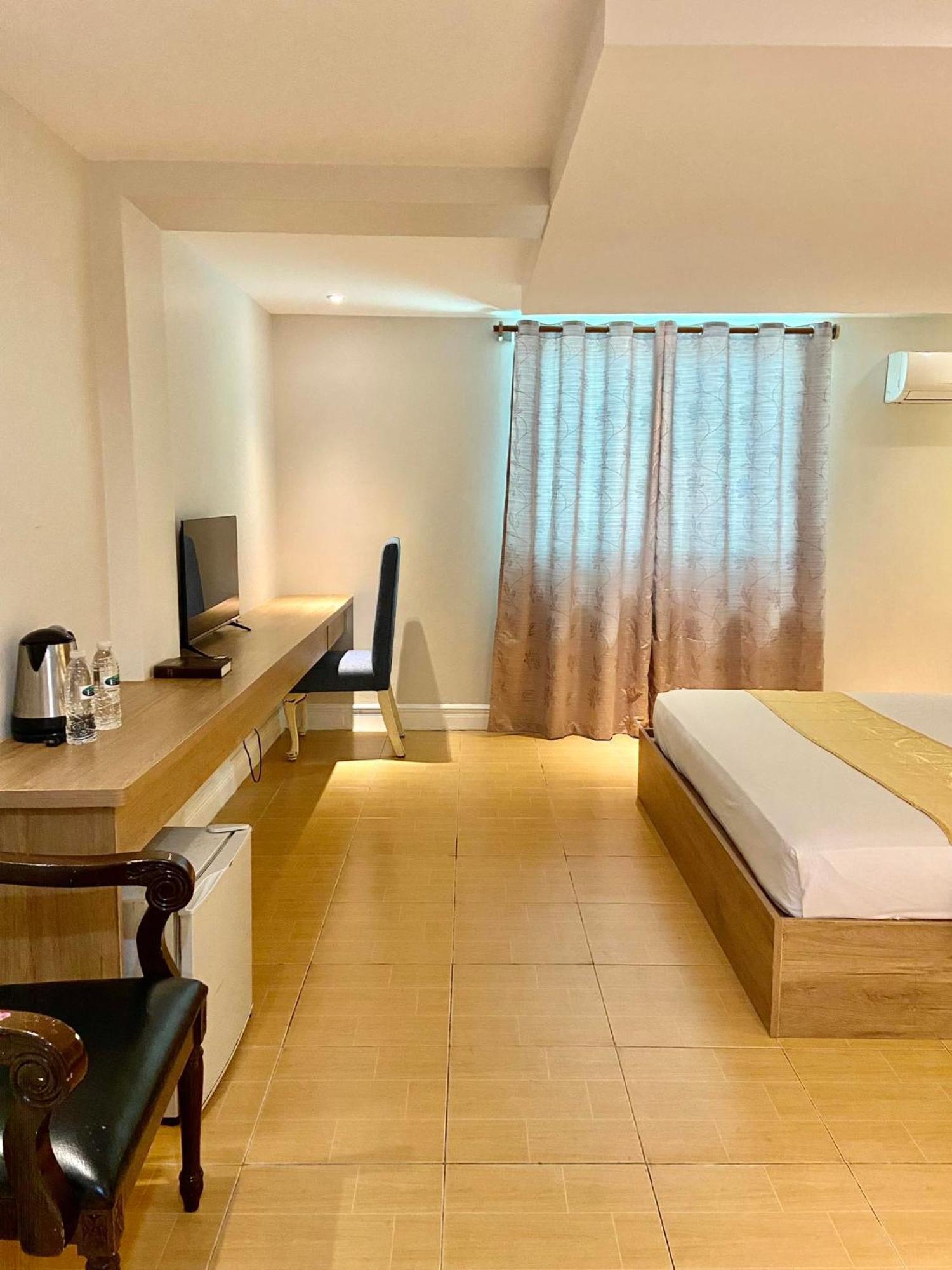 Oyo-252欧亚酒店 安吉利斯 外观 照片